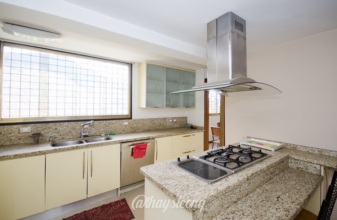 Casa de 4 niveles , con vista al Ávila en Urb. Miranda, Caracas. (Tanque de agua 15mil Ltrs.) · $ 275.000 · Thays León | Asesora Inmobiliaria 13
