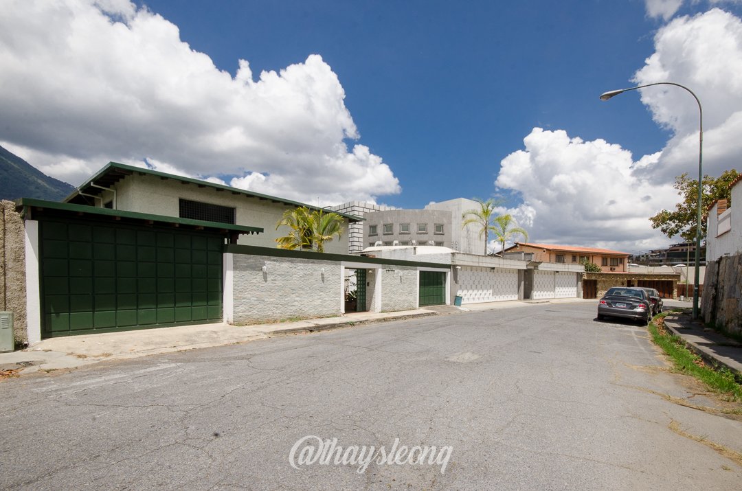Casa de 4 niveles , con vista al Ávila en Urb. Miranda, Caracas. (Tanque de agua 15mil Ltrs.) · $ 275.000 · Thays León | Asesora Inmobiliaria 51
