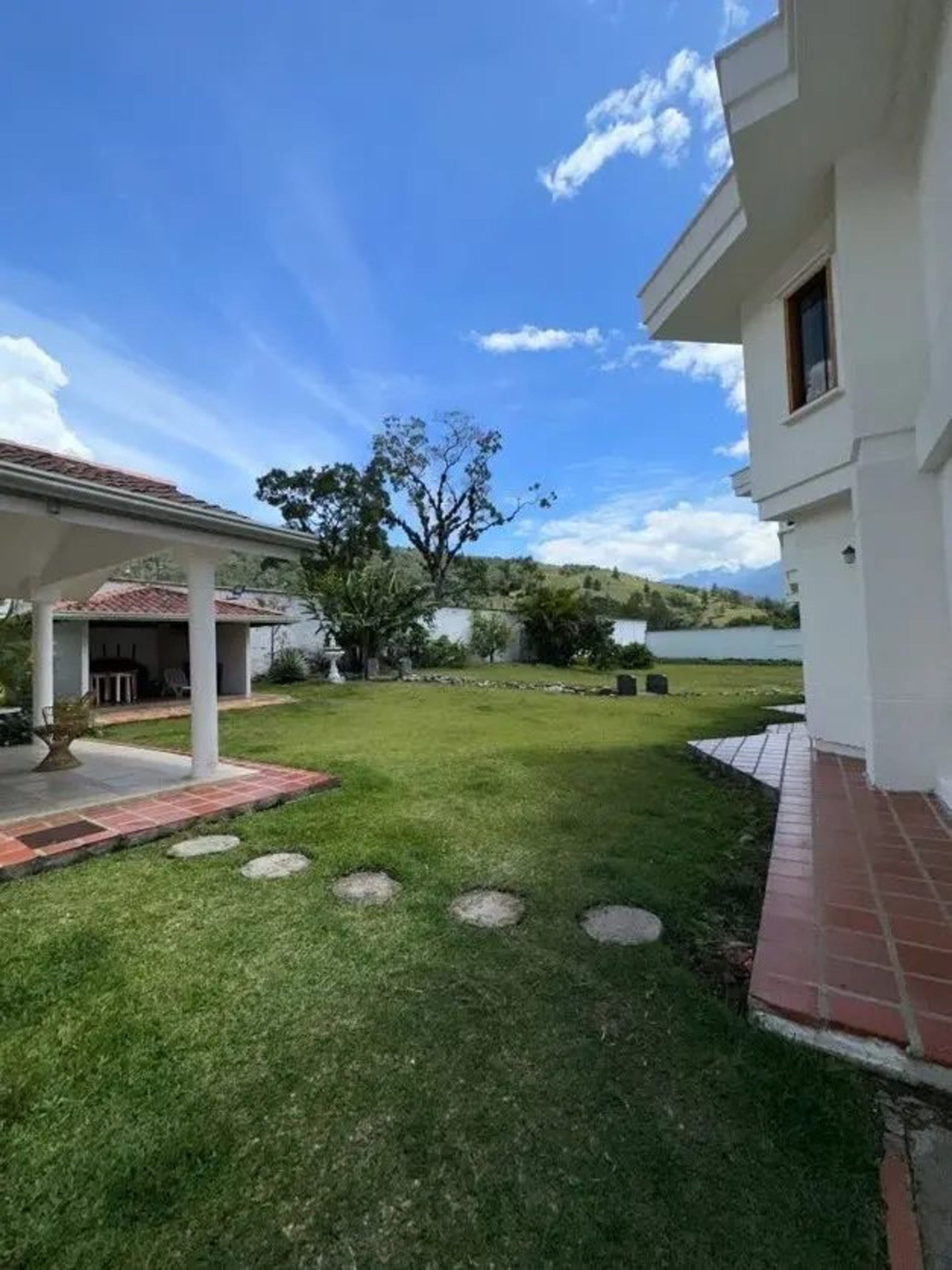 Oportunidad Única, 3 casas independientes en una misma propiedad en La Pedregosa Baja, Mérida. Venezuela · $ 1.350.000 · Thays León | Asesora Inmobiliaria 3