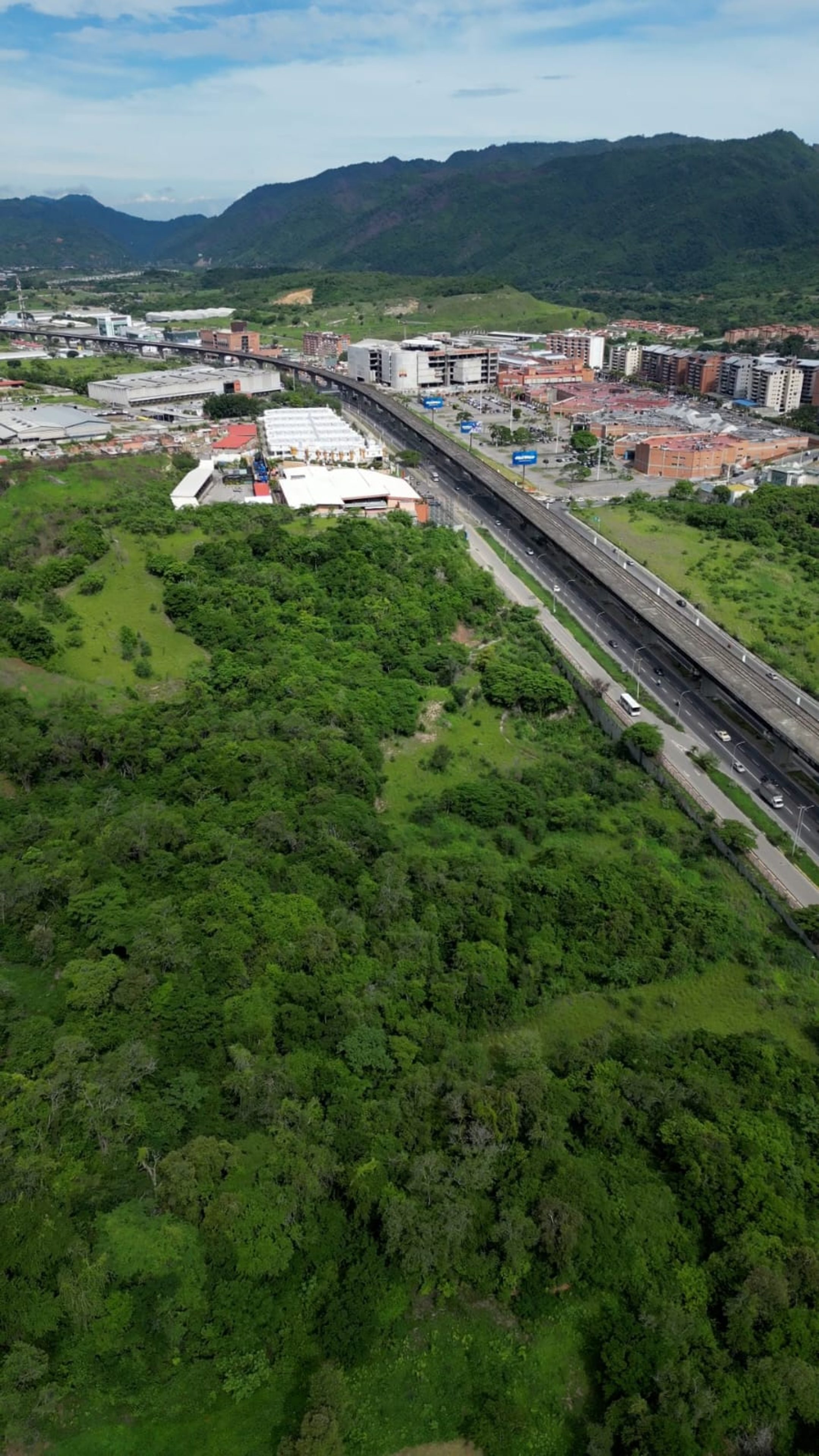 Terreno Top en Guarenas frente a Makro y Farmatodo. (M2: 53..351 ) Venezuela. · $ 2.000.000 · Thays León  | Asesora Inmobiliaria 5