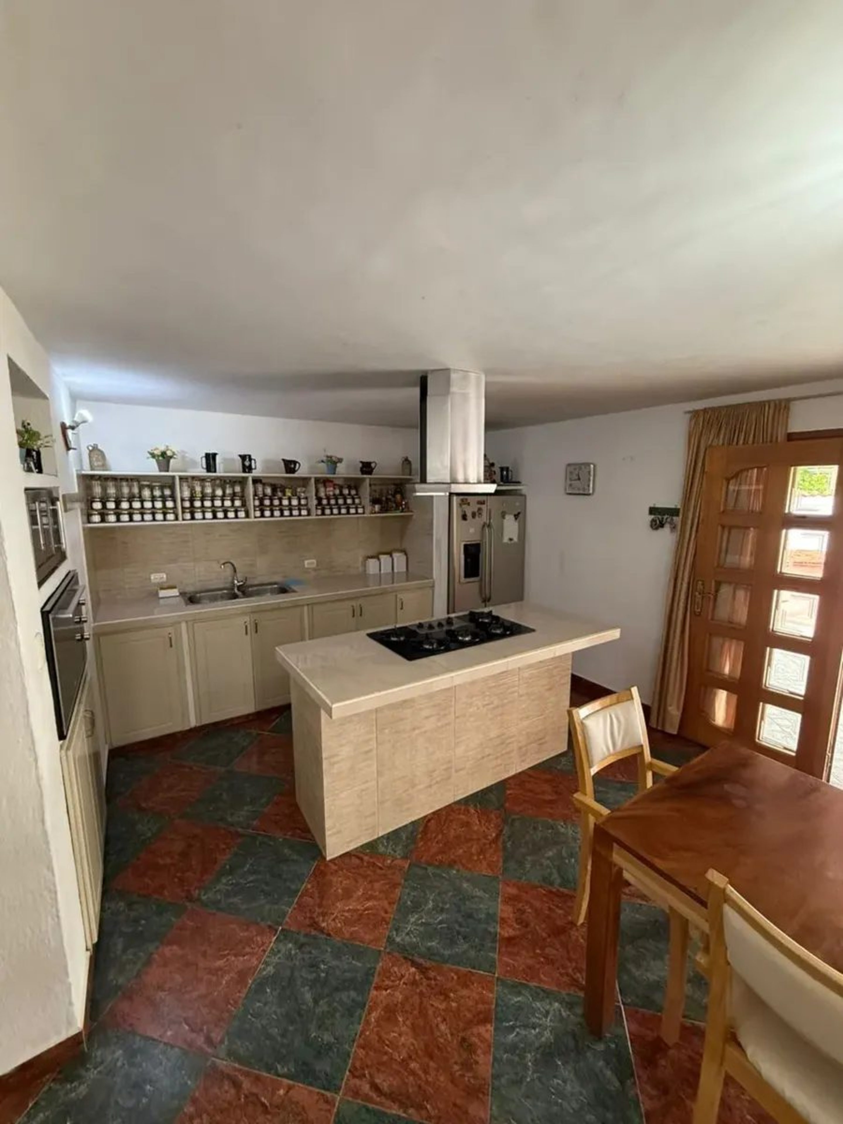 Casa de 2 niveles con piscina, en la Av. Los Próceres, Mérida. Venezuela · $ 490.000 · Thays León | Asesora Inmobiliaria 6