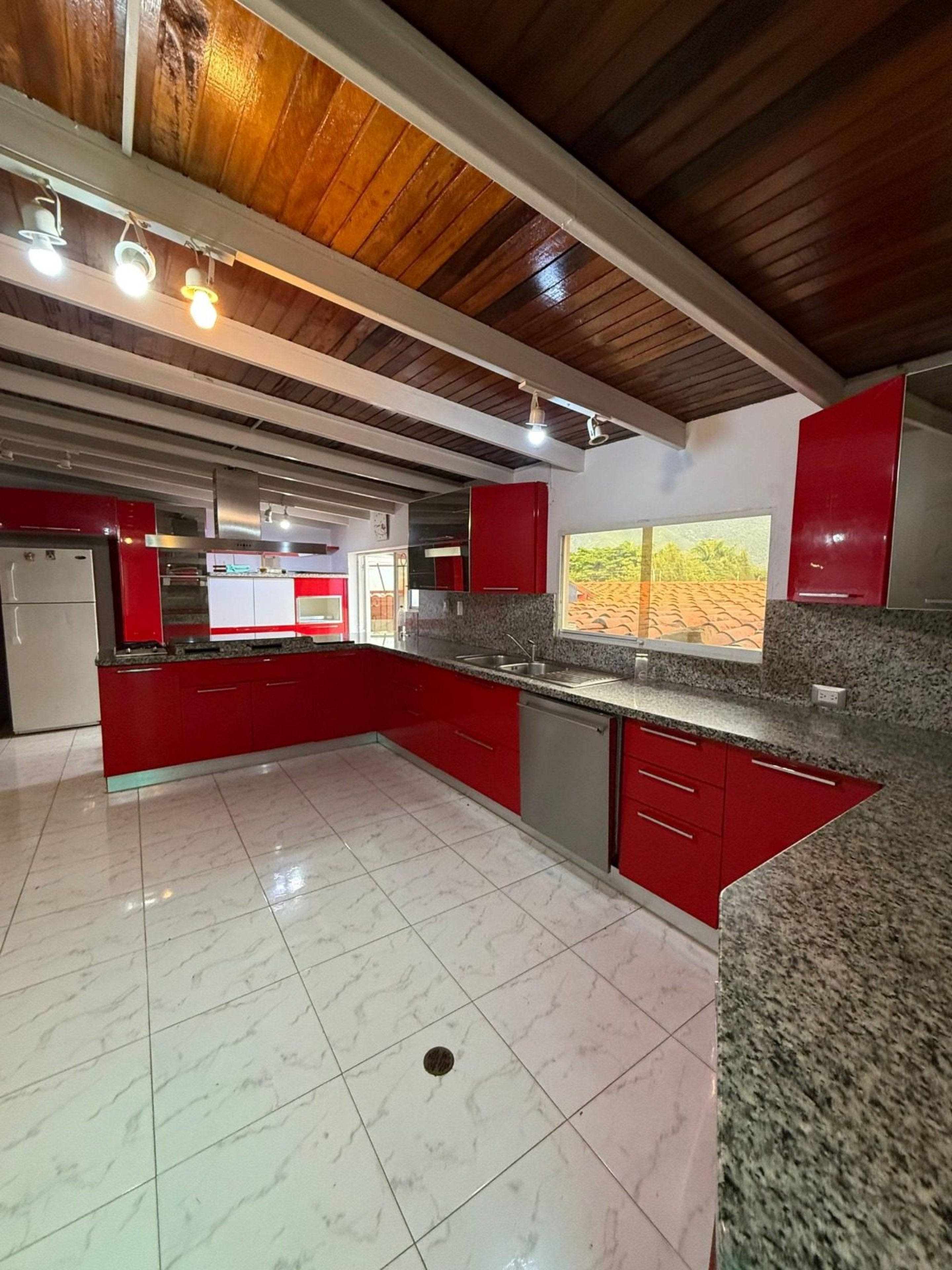 Exclusiva Casa con Gran Potencial Residencial e Inmobiliario en Urb. Santa Ana, Mérida , Venezuela M-6-37 · $ 120.000 · Thays León | Asesora Inmobiliaria 1