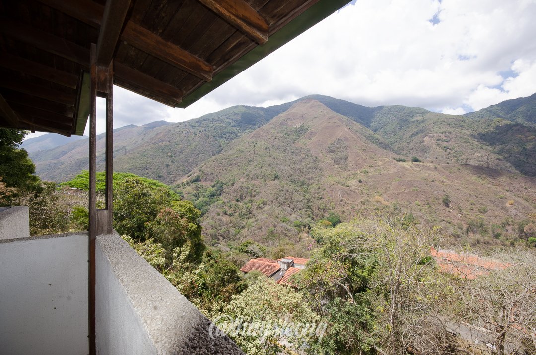 Casa de 4 niveles , con vista al Ávila en Urb. Miranda, Caracas. (Tanque de agua 15mil Ltrs.) · $ 275.000 · Thays León | Asesora Inmobiliaria 38
