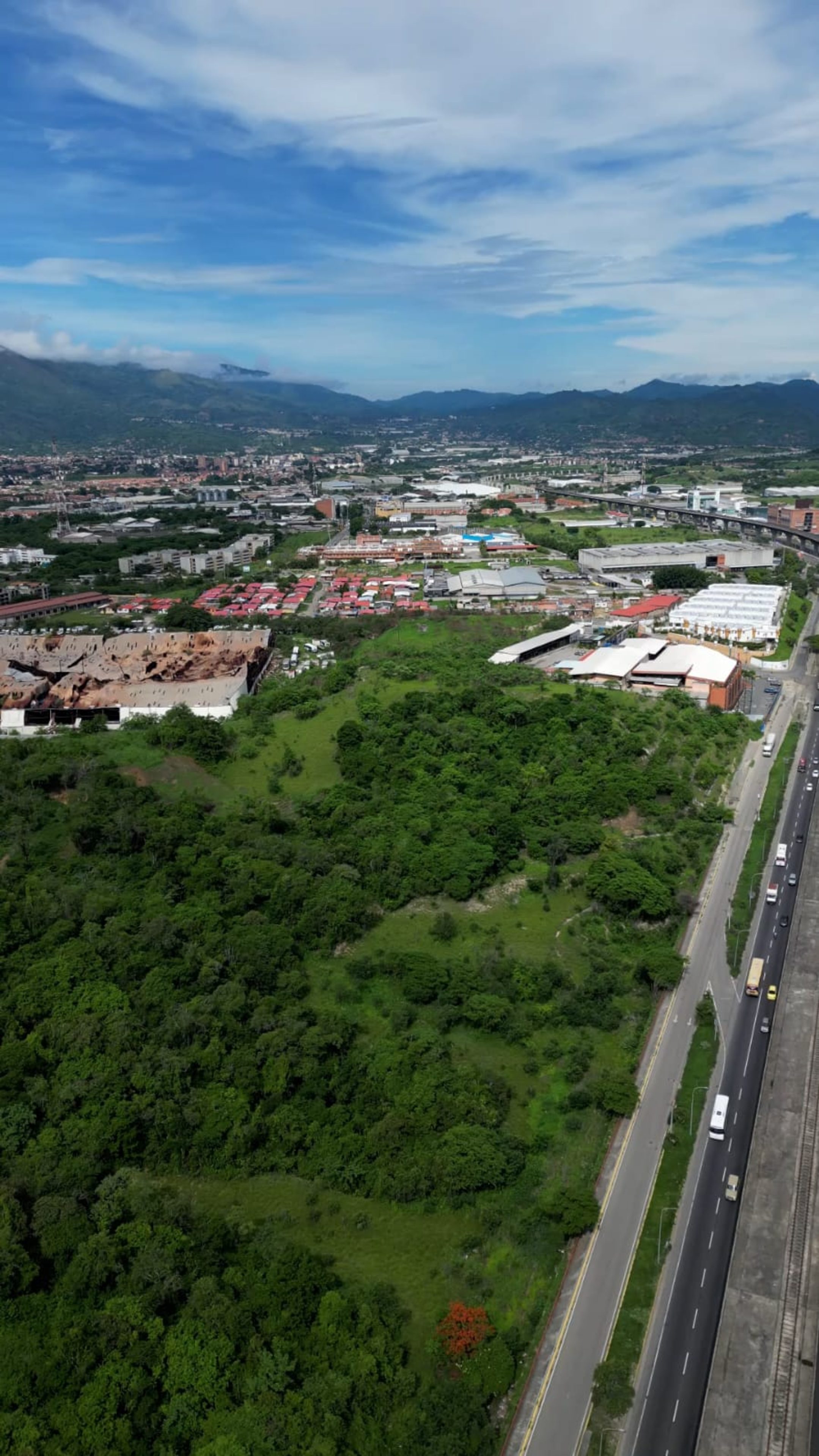 Terreno Top en Guarenas frente a Makro y Farmatodo. (M2: 53..351 ) Venezuela. · $ 2.000.000 · Thays León  | Asesora Inmobiliaria