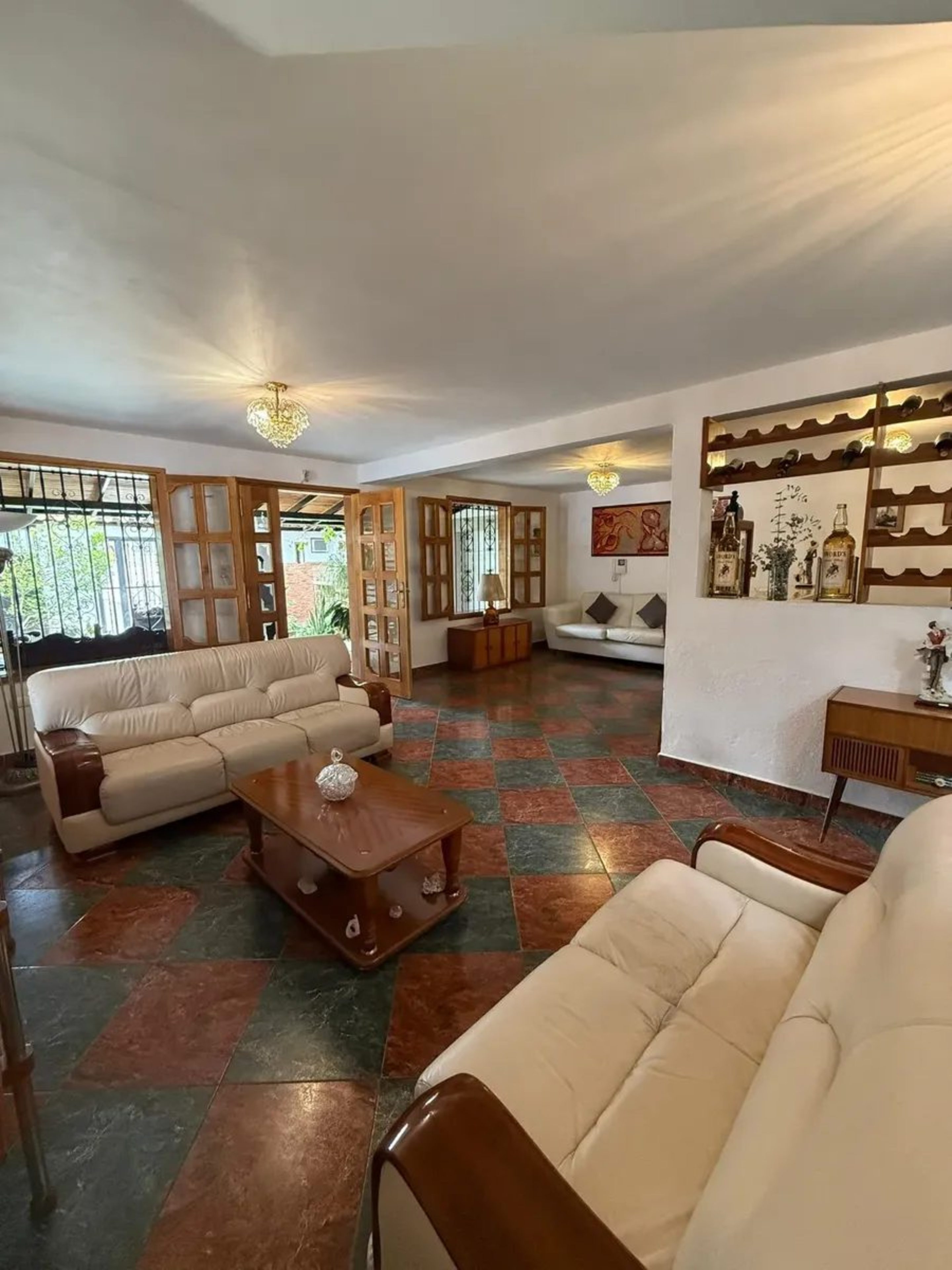 Casa de 2 niveles con piscina, en la Av. Los Próceres, Mérida. Venezuela · $ 490.000 · Thays León | Asesora Inmobiliaria 3
