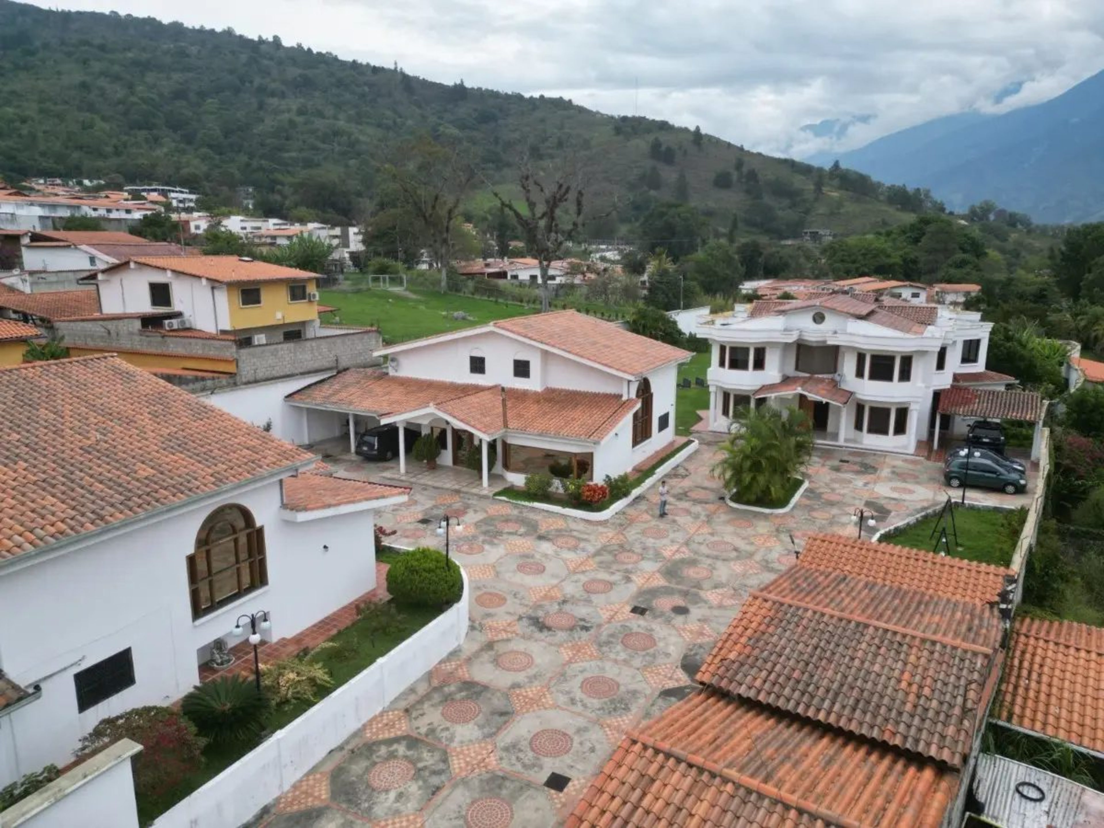 Oportunidad Única, 3 casas independientes en una misma propiedad en La Pedregosa Baja, Mérida. Venezuela · $ 1.350.000 · Thays León | Asesora Inmobiliaria 2